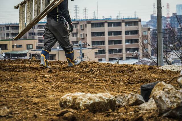 都市の工事現場で働く作業員