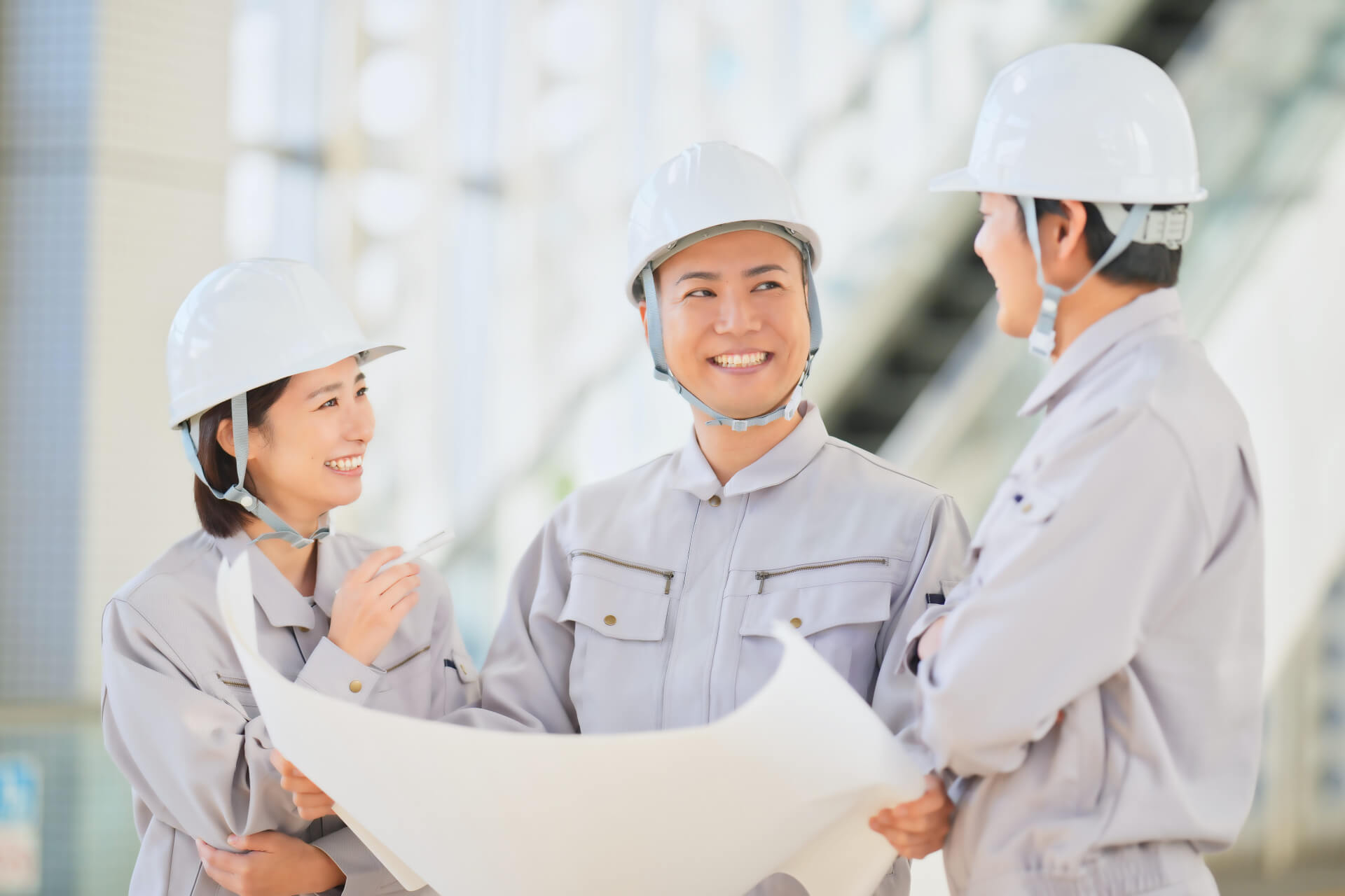 設計図を確認する建設作業員達
