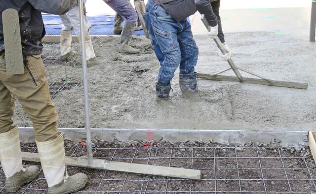 舗装工事中の建設作業員たち