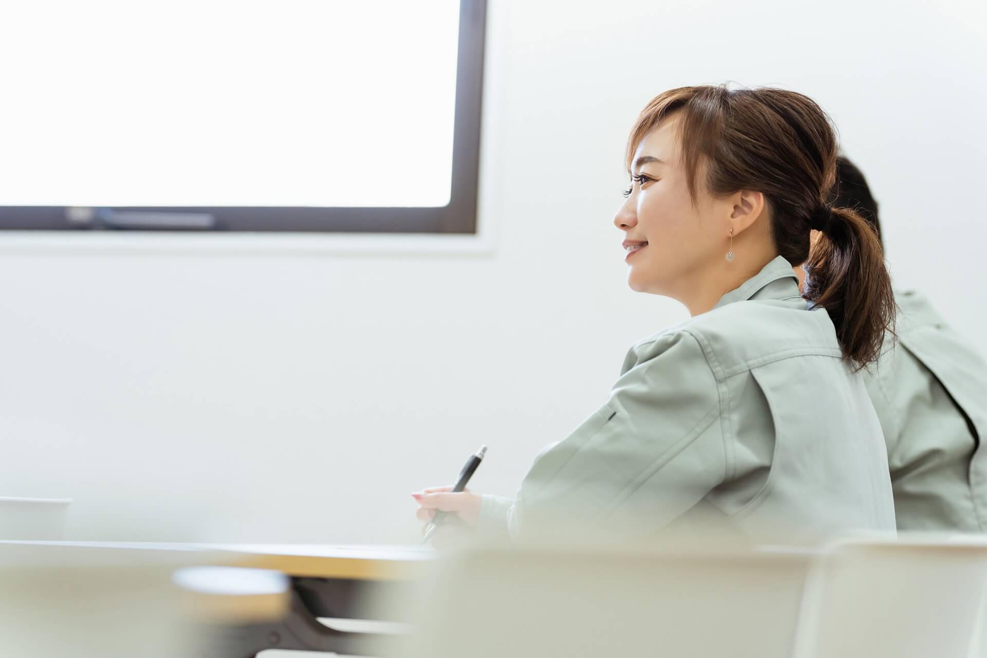 講義を聴く若い女性の学生